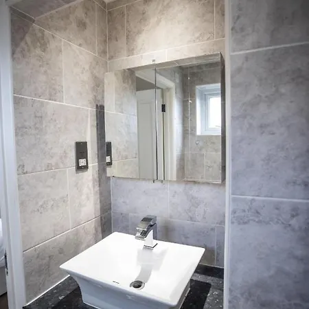 펜션 October Disc - Long - Contractors 브리스틀