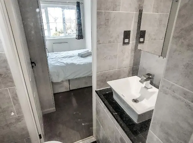 October Disc - Long - Contractors Holiday home Bristol